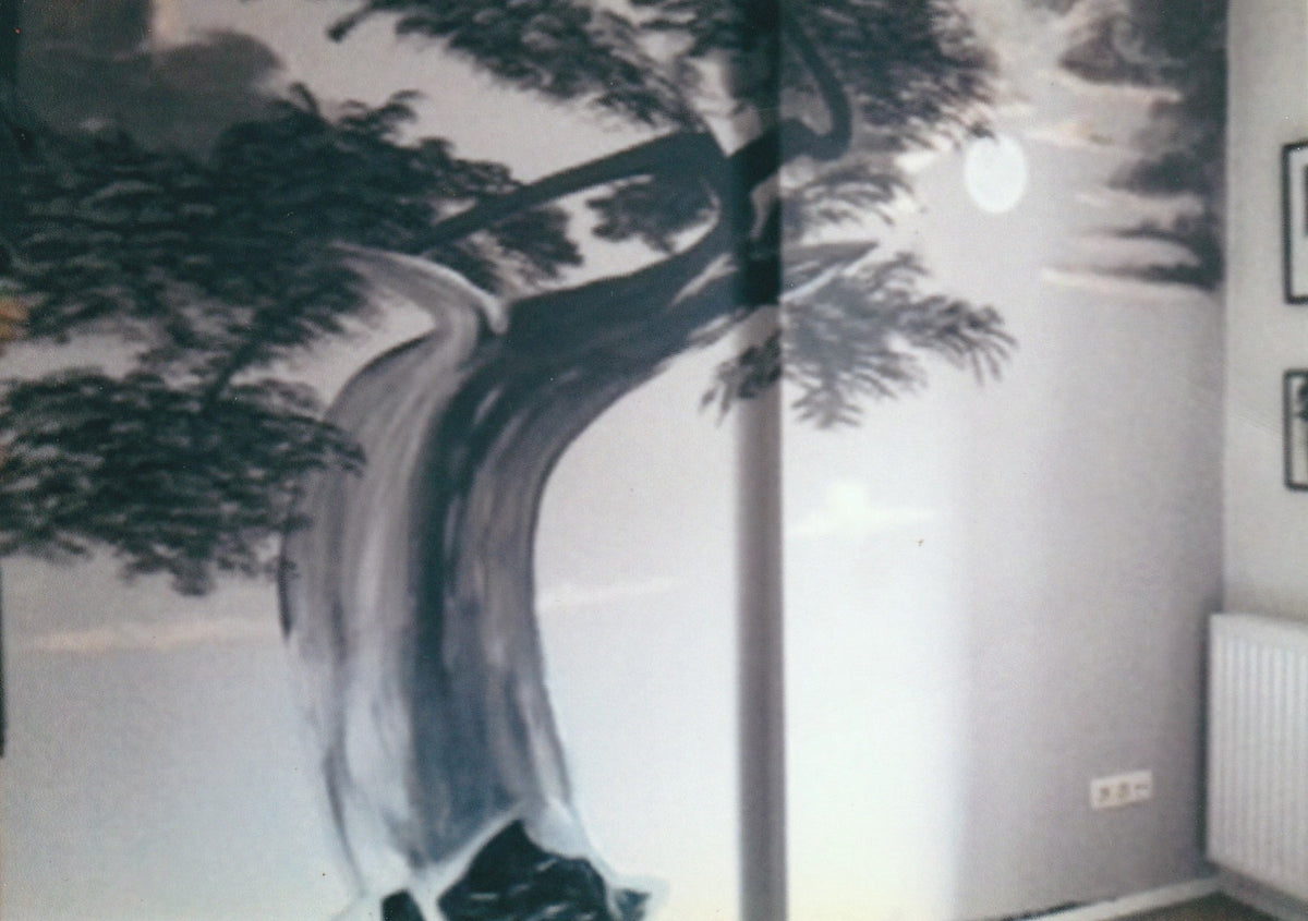 Crazy old tree on bedroomwall